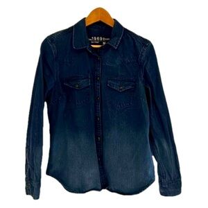 GAP 1969 Classic Western Heavy Vintage Wash Denim Shirt with Snap Closure. M
